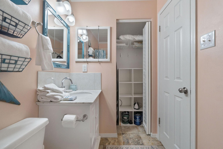 Bathroom 4, Sea and Sun 204, Baldwin