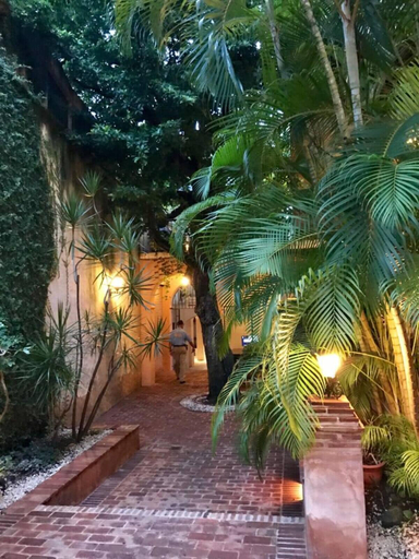 Others 5, Paseo Colonial - Leo's Favorite, Distrito Nacional