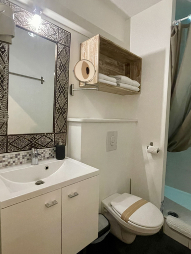 Bathroom 5, Baionakoa Residence, Pyrénées-Atlantiques