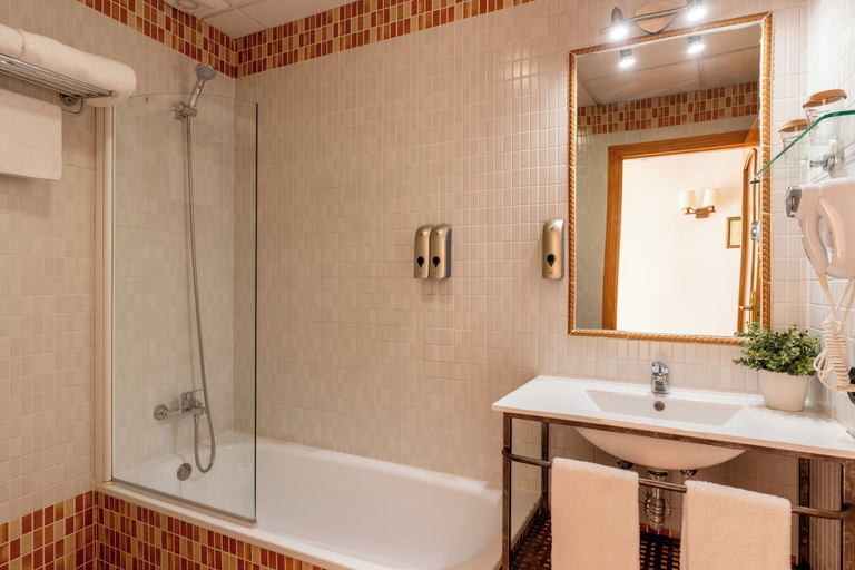 Bathroom 5, Hotel Hacienda Santa Barbara, Sevilla