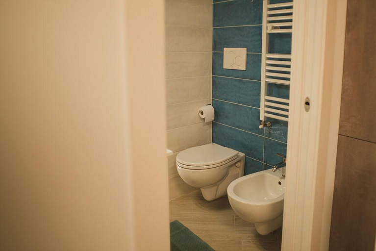 Bathroom 2, Free Your Mind Alberto, Bari