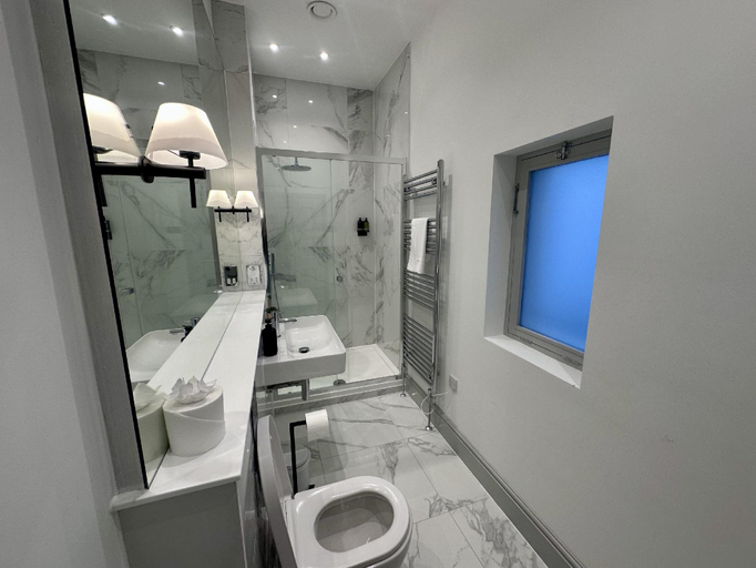 Bathroom, 1 Bed Halliford By Pureserviced , Plymouth