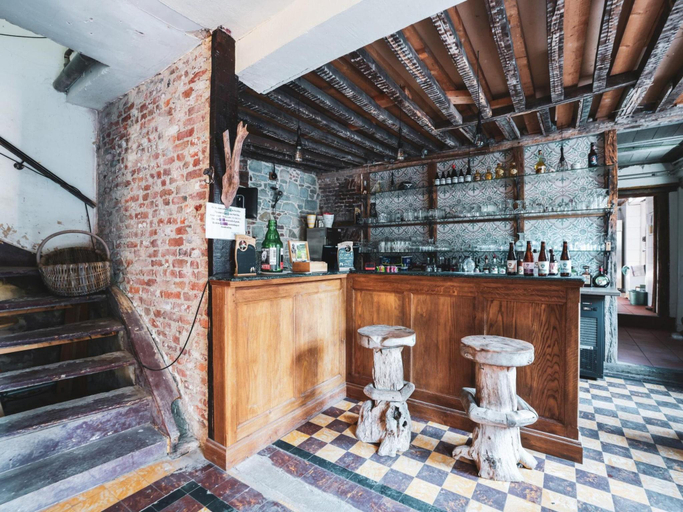 Others 5, Spacious apartment in a 16th-century castle, Liège