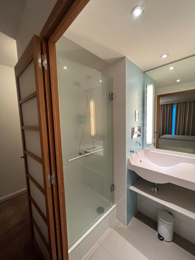 Bathroom 5, Novotel Reading Centre, Reading