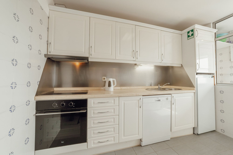 Room 5, Espinho Modern 3 Bedroom Apartment by Vacationy, Espinho