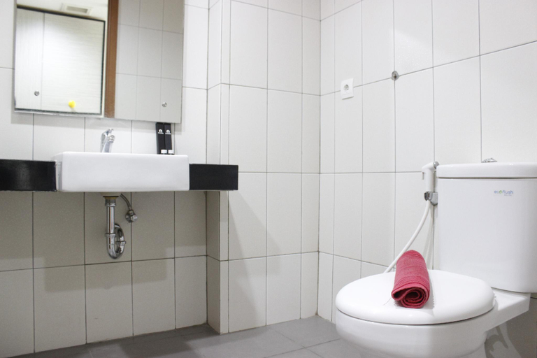 Bathroom 2, Trendy 1BR near ITB @ Dago Suites Apt By Travelio, Bandung
