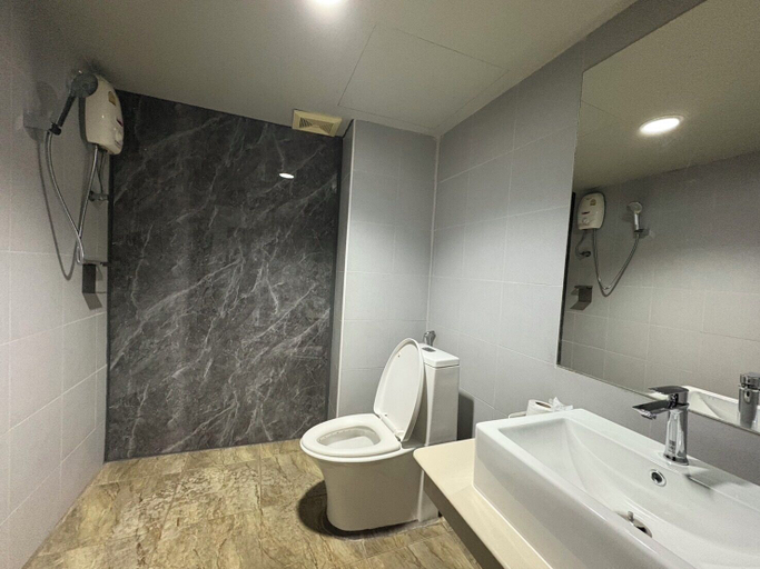 Bathroom 4, KM Kwanphayao Hotel, Muang Phayao