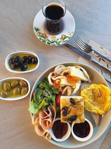 Food & Drinks 3, Urlivia, Urla