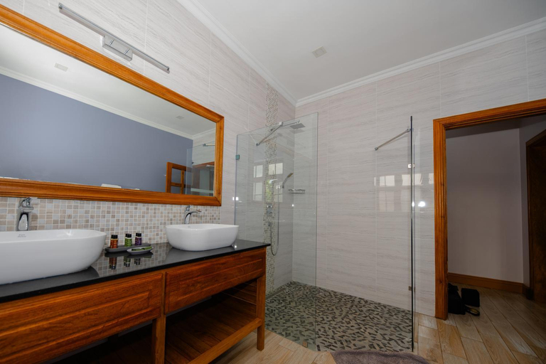 Bathroom 3, L'Etang Residence