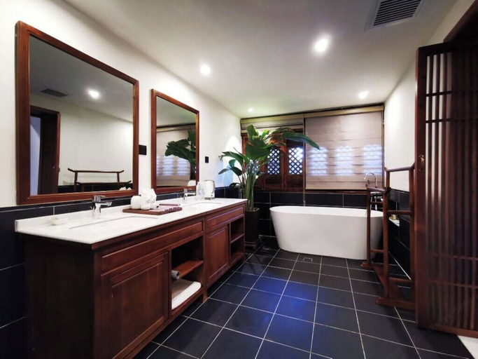 Bathroom 4, Tianxifu, Dali Bai