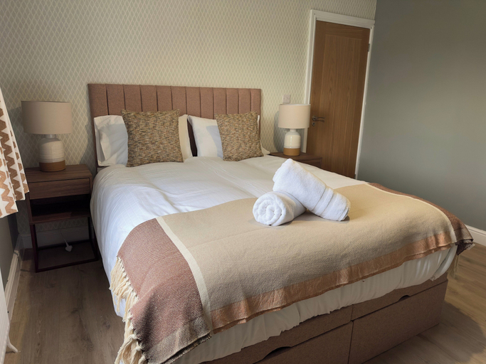 Room 4, 4 Bedroom Home St Athan Contractors Wifi & Parking, Vale of Glamorgan