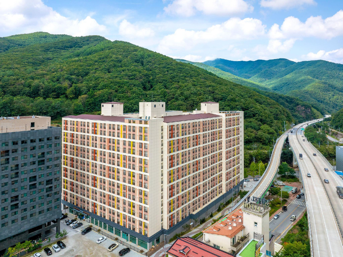 Exterior & Views