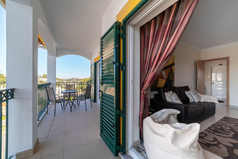 Room 4, Lily Fabulous 1 BED APT With Roof Terrace Pool, Lagoa