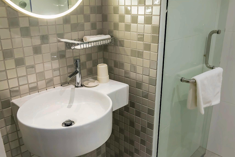 Bathroom 18