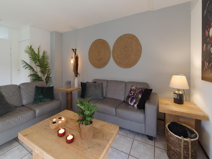 Others 5, Holiday Home in Peaceful Dutch Park with Terrace, Kapelle
