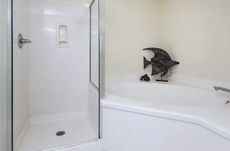 Bathroom 4, Summerwind Center 1301, Escambia