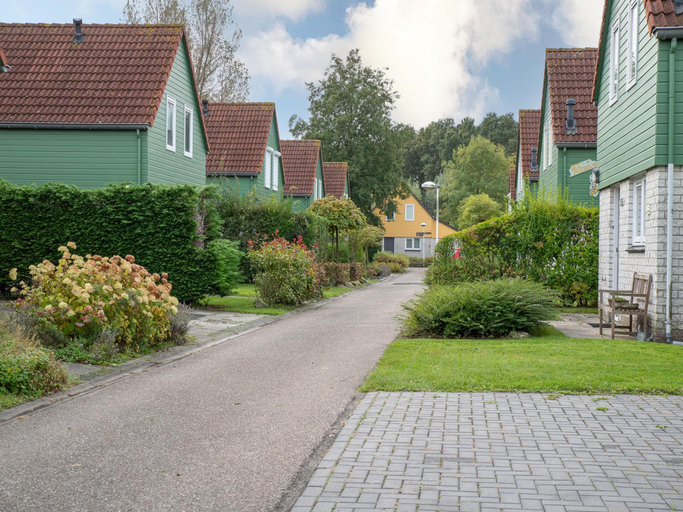 Others 4, Holiday Home in Peaceful Dutch Park with Terrace, Kapelle