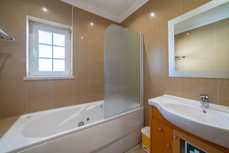 Room 5, Lily Fabulous 1 BED APT With Roof Terrace Pool, Lagoa