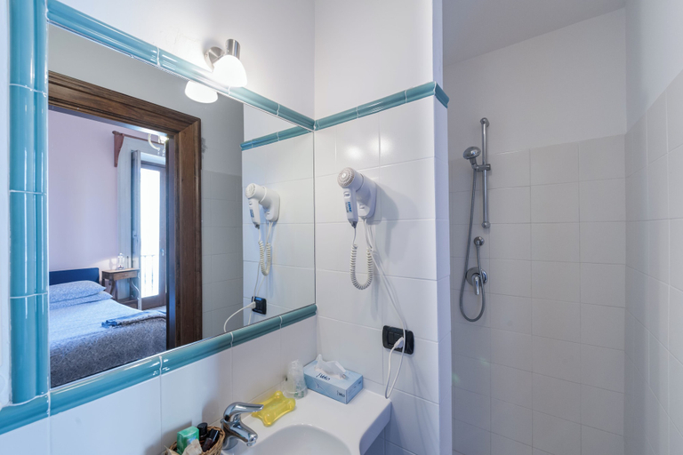 Bathroom, Dimora del Prete di Belmonte - Bed & Breakfast, Isernia