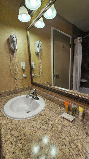Bathroom 3, The George Dawson Inn & Conference Centre, Peace River