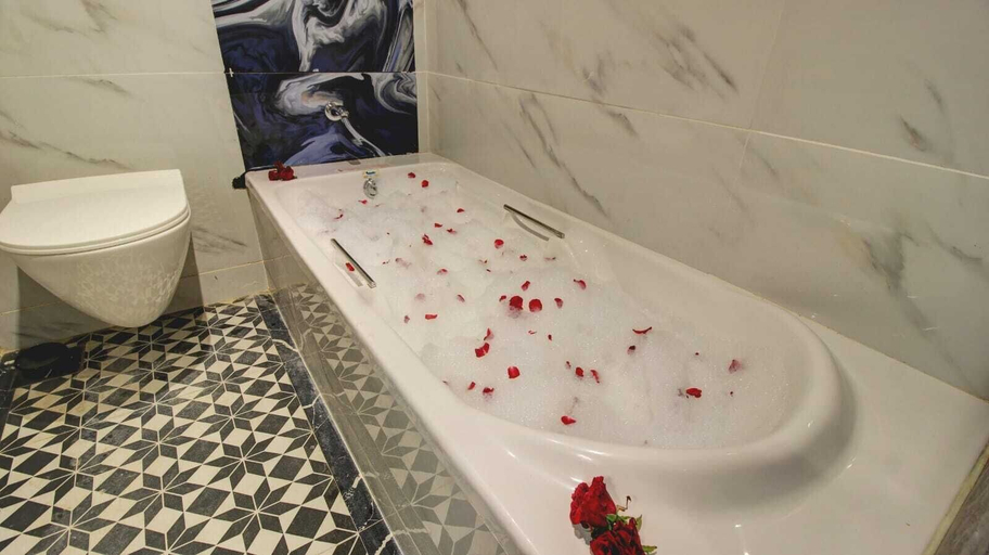 Bathroom 3, Hotel Sapphire Inn, Thane