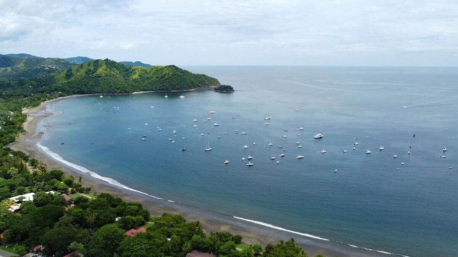 Others 2, Bright and Spacious Loft-Style Apartment a Five-Minute Walk to the Beach, Carrillo