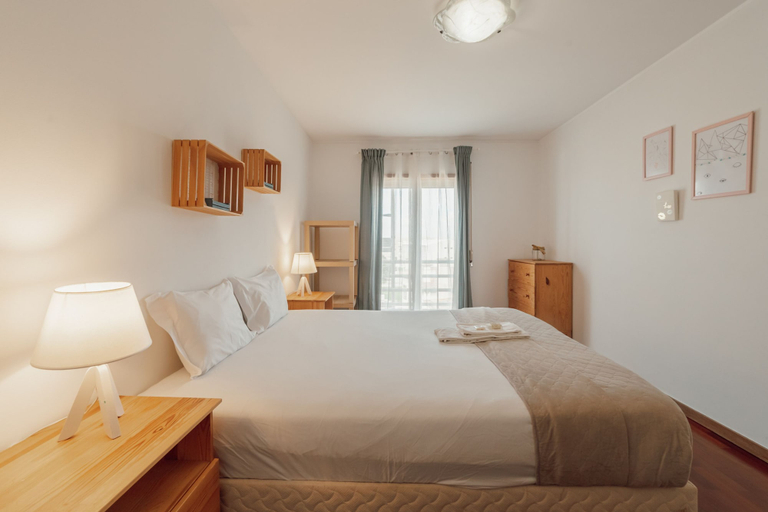 Room 4, Espinho Modern 3 Bedroom Apartment by Vacationy, Espinho