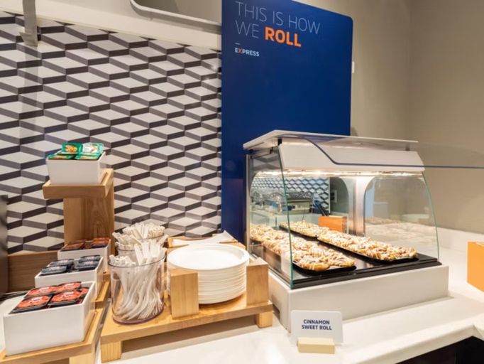Food & Drinks 5, Holiday Inn Express & Suites COLBY by IHG, Thomas