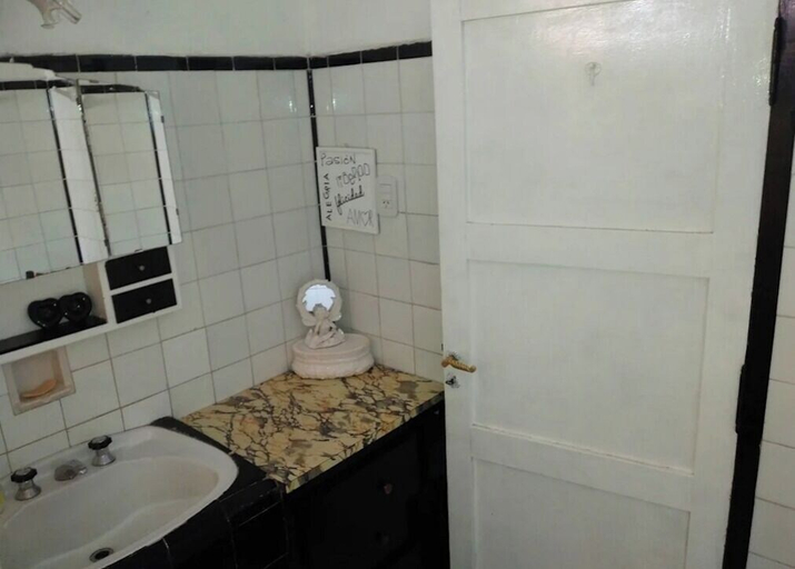 Bathroom 2, Pacha Hostel, Capital