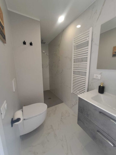 Others 2, Central Design Flat With Parking, Genova