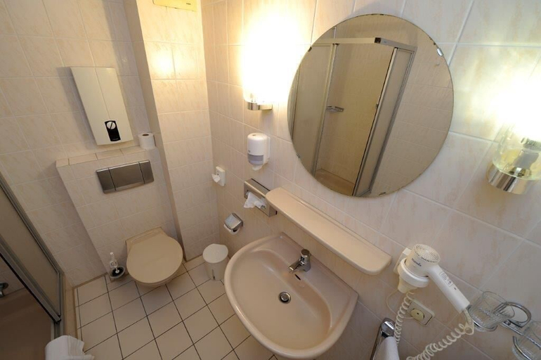 Bathroom 5, Hotel zur Post, Nienburg (Weser)