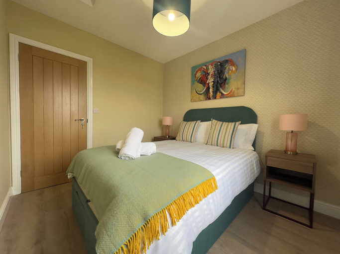 Room 5, 4 Bedroom Home St Athan Contractors Wifi & Parking, Vale of Glamorgan