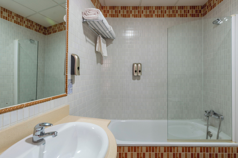 Bathroom 4, Hotel Hacienda Santa Barbara, Sevilla