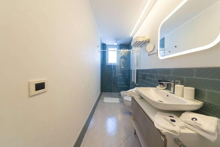 Bathroom 5, B&B La Piazzetta, Napoli