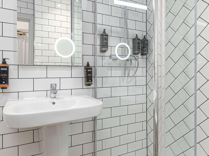 Bathroom 3, Mercure Salisbury White Hart Hotel, Wiltshire