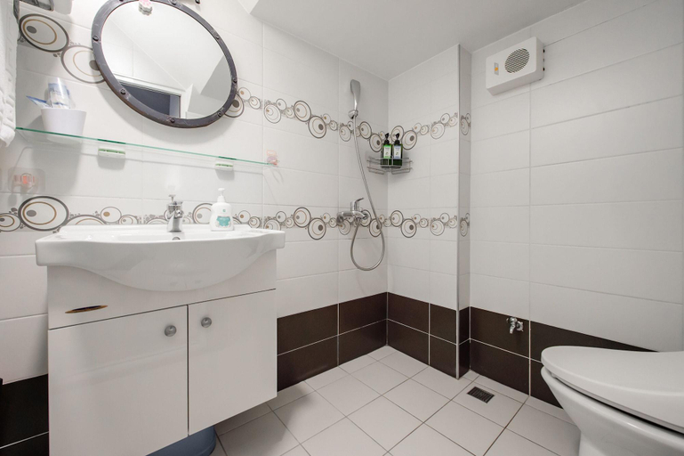 Bathroom 5, Mile, Yilan