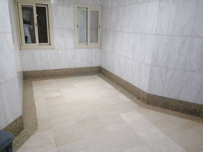 Bathroom, Caesar Star