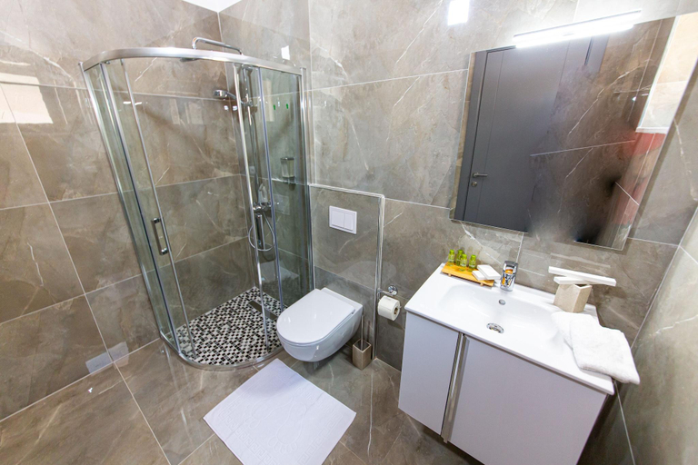Bathroom 4, Santa Oliva Suites, Sarandës