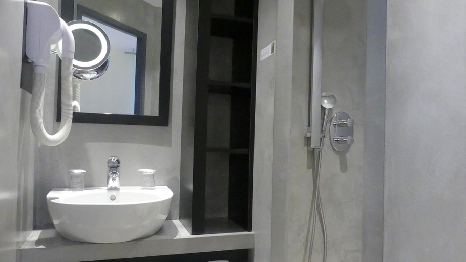 Bathroom 5, Logis Hôtel Saint-Guirec et de la Plage, Côtes-d'Armor