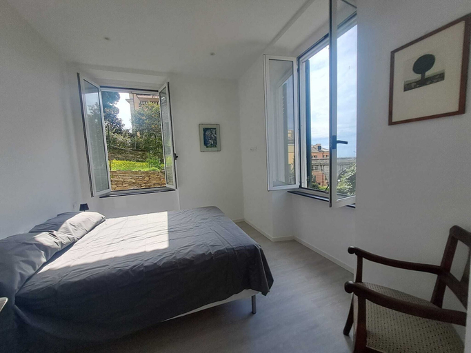 Others 4, Central Design Flat With Parking, Genova