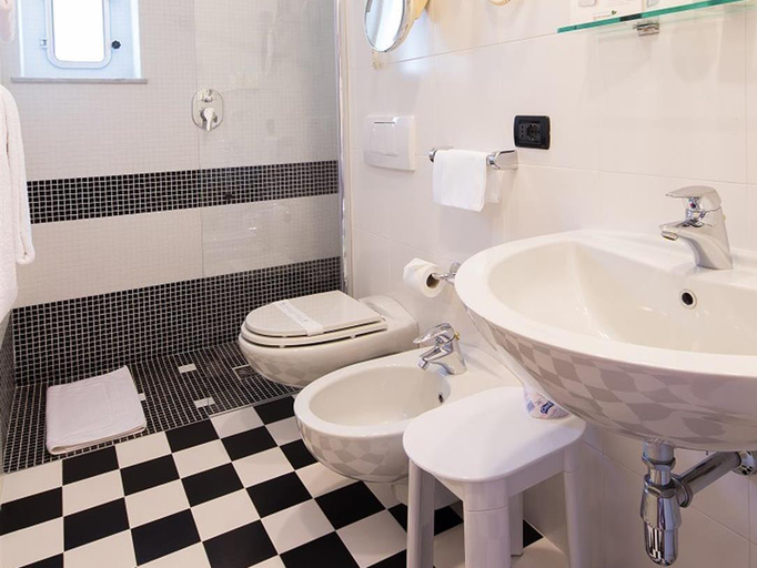 Bathroom 5, Best Western Regina Elena, Genova