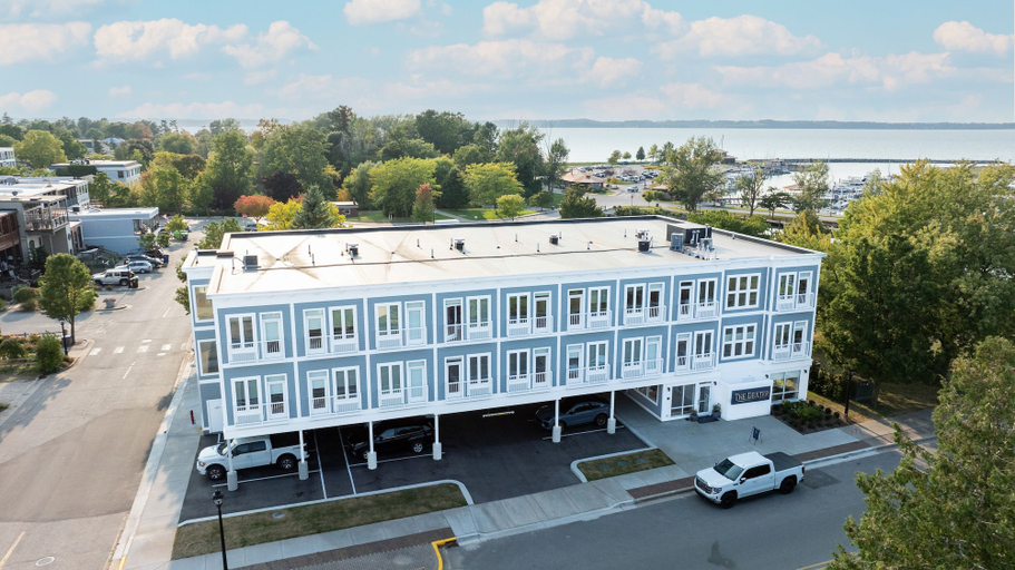 Exterior & Views