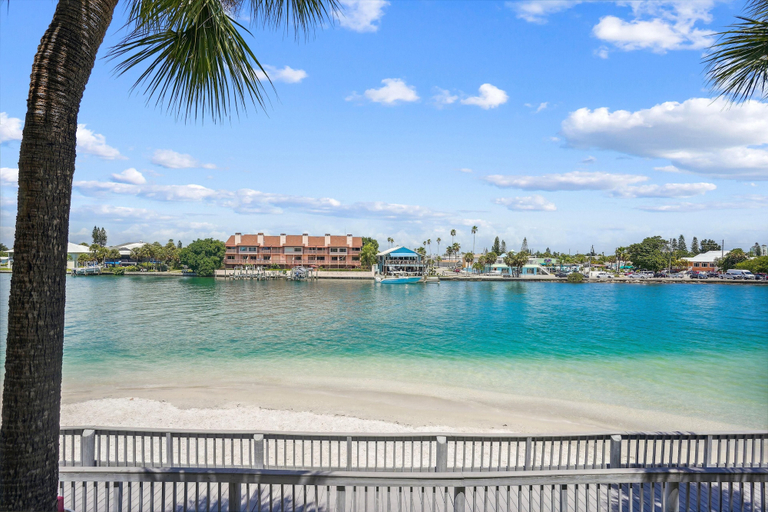 Sport & Beauty 3, Land's End 3-204 Bay Front, Pinellas