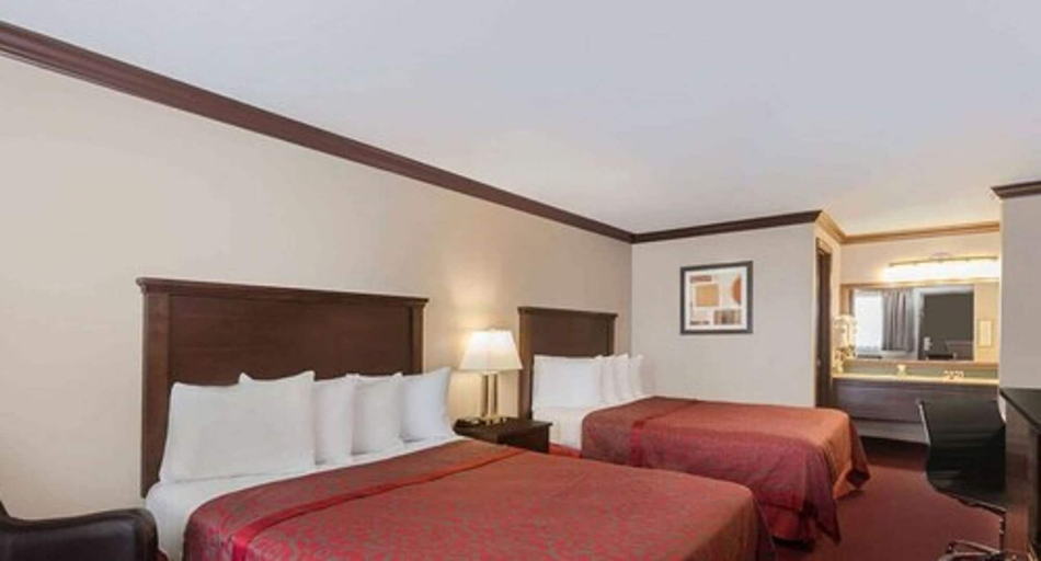 Bedroom 3, Days Inn by Wyndham Auburn, King