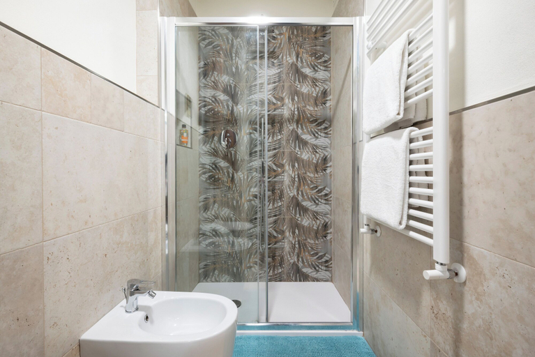 Bathroom 5, Cascina De' Fagiolari, Florence