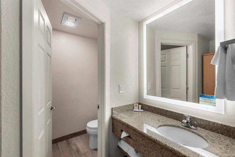 Bathroom 4, Clarion Pointe Wenatchee, Chelan