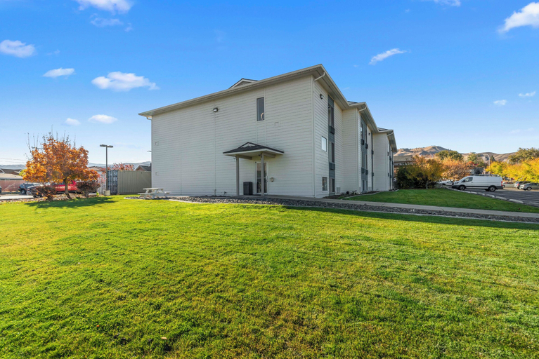 Exterior & Views 2, Clarion Pointe Wenatchee, Chelan