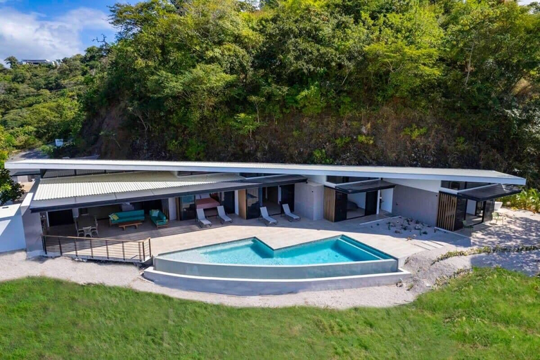Sport & Beauty 5, Luxurious Ultramodern Property with Private Suites, Infinity Pool, and Sweeping Ocean and Mountain Views, Santa Cruz