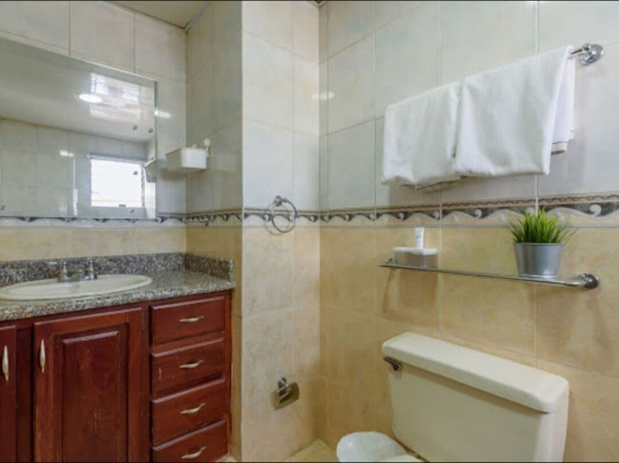 Bathroom, Apartment in Piantini Sleeps 12, Distrito Nacional