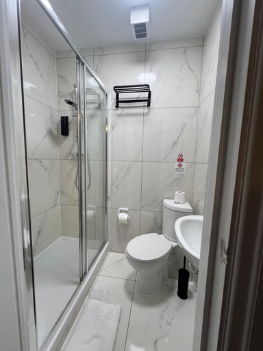 Bathroom 4, Tudor Court Hotel, London